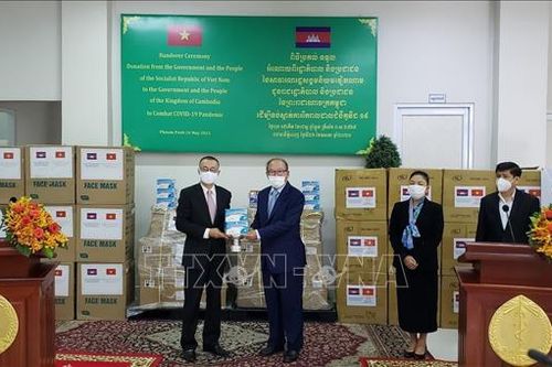 Bộ Y tế Campuchia tiếp nhận máy thở, vật tư y tế do Việt Nam hỗ trợ
