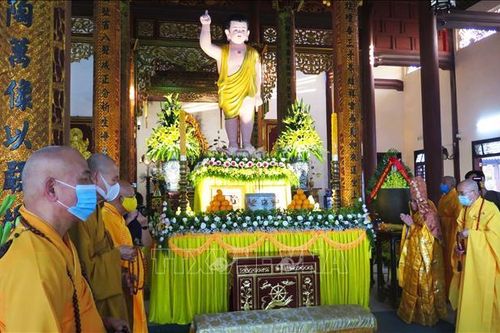 Đại lễ Phật đản 2021: Kêu gọi tăng ni giúp đỡ đồng bào trong vùng dịch và khu cách ly