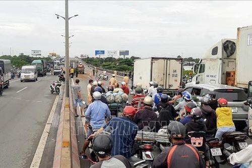 Tai nạn liên hoàn khiến 1 người tử vong, cầu Cần Thơ kẹt xe nghiêm trọng