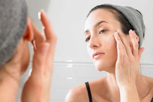 Dùng kem dưỡng ẩm sai cách để da không bị ảnh hưởng