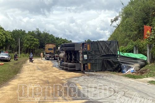 Tai nạn giao thông lật xe đầu kéo trên QL279