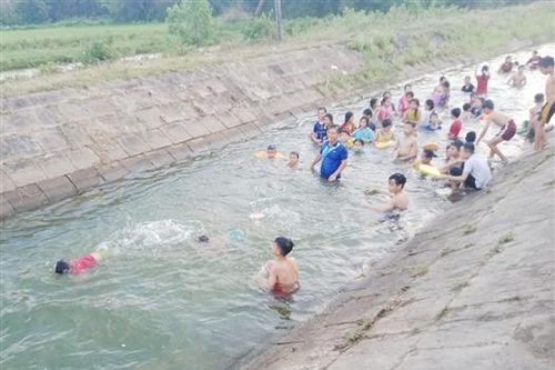 Thầy giáo dùng kênh thủy lợi để dạy bơi miễn phí được tặng bằng khen