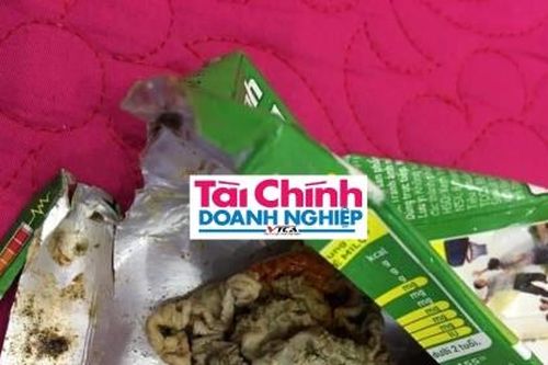 Khách hàng tá hỏa phát hiện trong hộp sữa Milo có dị vật lạ giống giấy, dai như cao su