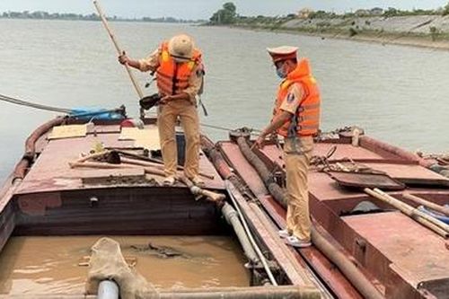 Bắt quả tang 4 thuyền 'rút ruột' sông Đáy