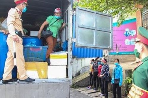 Sáu phụ nữ trốn thùng xe tải vượt chốt kiểm dịch Thái Nguyên