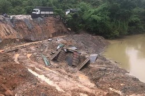 Sạt lở nghiêm trọng đường ven sông Krông Nô