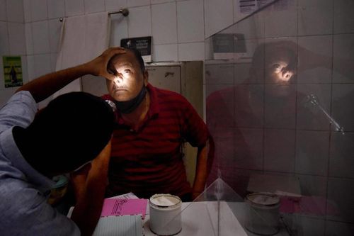 Hết nấm đen và nấm trắng, Ấn Độ lại phải vật lộn chống bệnh nấm vàng