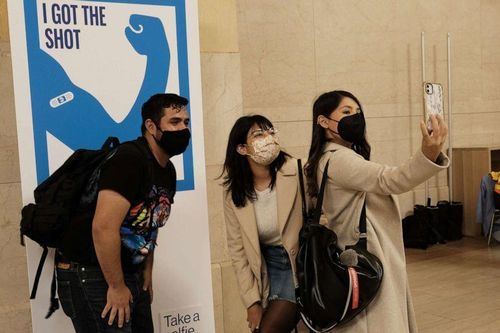Mỹ: Hơn 10.000 người tiêm đủ 2 mũi vaccine mắc COVID-19