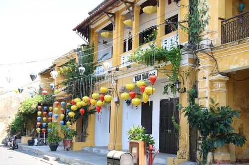 Dỡ lệnh cấm phục vụ tại chỗ, nhà hàng, quán cà phê ở Hội An đóng cửa im lìm