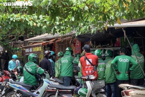 Hà Nội: Shipper tấp nập mua đồ cho khách, nhiều người chủ quan không giãn cách