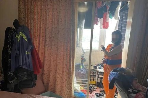 Ném đồ từ tầng cao chung cư, cô gái không ngờ bị cảnh sát bắt