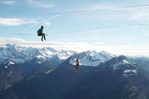 Mãn nhãn màn trình diễn nhào lộn thăng bằng ở độ cao 1.500m