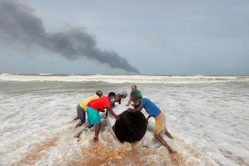 Tàu chở axit bốc cháy dữ dội trên biển Sri Lanka