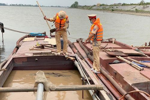 Bắt quả tang 4 thuyền sắt khai thác cát trái phép trên sông Đáy