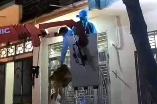 Công an dùng cần cẩu để tiếp cận F1 cố thủ, trốn cách ly