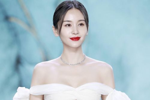 Trợ lý quỳ gối đi giày cho Vương Tử Văn