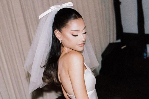 Vera Wang may váy cưới xẻ ngực cho Ariana Grande