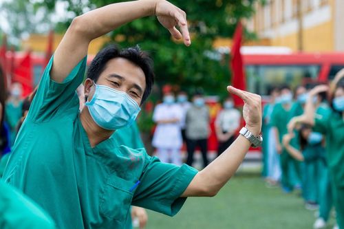 Thêm 375 'chiến sĩ áo trắng' chi viện Bắc Giang, Bắc Ninh