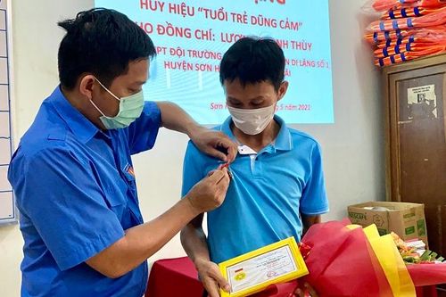 Quảng Ngãi: Trao Huy hiệu Tuổi trẻ dũng cảm cho tổng phụ trách đội cứu sống 2 em nhỏ