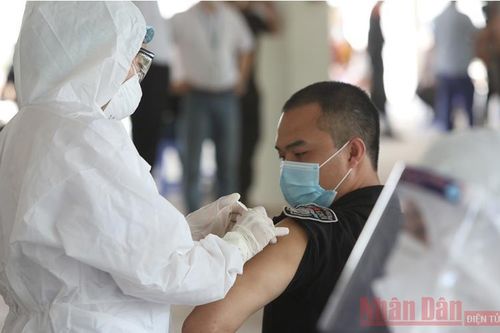 Bắc Giang tiêm vaccine phòng Covid-19 cho 300 công nhân