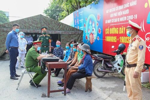 Thái Nguyên: 6 phụ nữ trốn sau thùng xe tải khi qua chốt kiểm dịch