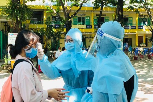 Cán bộ coi thi trong điểm thi dành cho thí sinh F1 buộc phải mặc trang phục bảo hộ