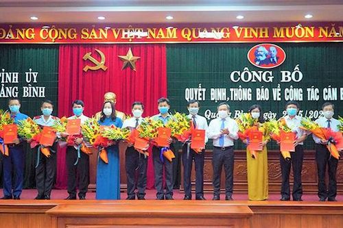 Quảng Bình: Công bố quyết định về công tác cán bộ đối với 12 lãnh đạo chủ chốt