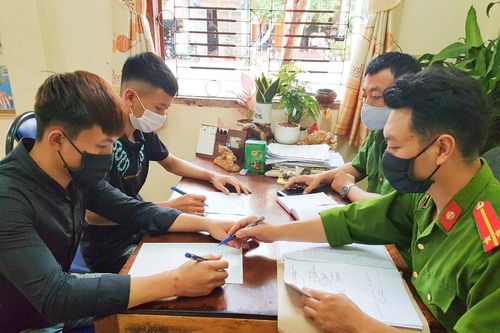 Trèo tường vào khu cách ly thăm bạn gái, hai thanh niên bị phạt hơn 11 triệu đồng