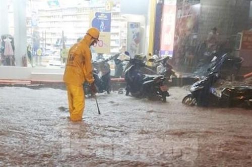 Cận cảnh các công trình thi công gây tắc thoát nước ở Hà Nội