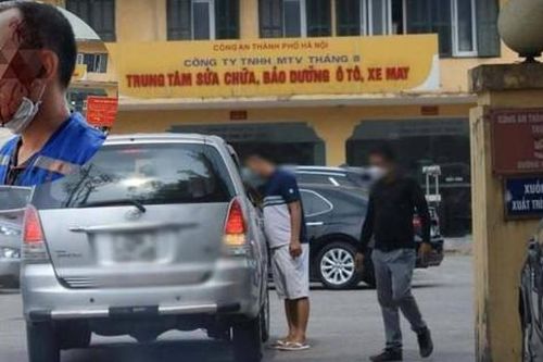 Bị đâm tại điểm cấp đăng ký xe ở Hà Nội: Nạn 'cò mồi', giành khách đã diễn ra từ lâu?
