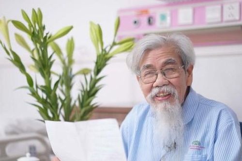 Nằm viện giữa mùa dịch, cụ ông trăm tuổi vẫn lạc quan ngồi viết thơ tay