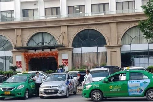 Lao đao vì COVID-19, tài xế taxi phải bán xe trả nợ, làm shipper, trông trẻ