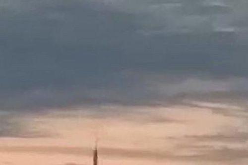 Xôn xao video UFO màu đen bí ẩn 'chọc thủng' bầu trời, lao thẳng xuống biển