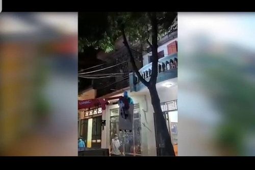 F1 cố thủ trên tầng 3, công an phải dùng xe cẩu cưỡng chế đi cách ly