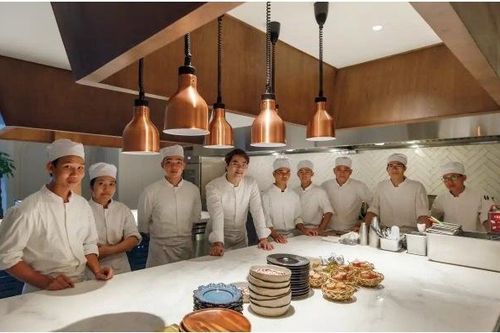 Báo Nhật viết về sự đột phá của một thế hệ đầu bếp Việt nổi loạn