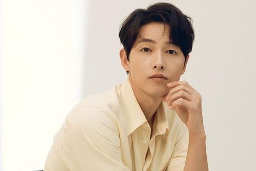Song Joong Ki nói về nụ hôn với bạn diễn trong Vincenzo