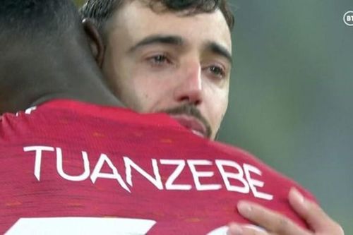 Bruno Fernandes bật khóc sau khi Man Utd mất chức vô địch Europa League 2020/21