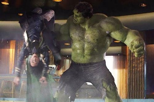 Tom Hiddleston tâm sự về cảnh bị Hulk hành nhừ tử trong 'The Avengers'