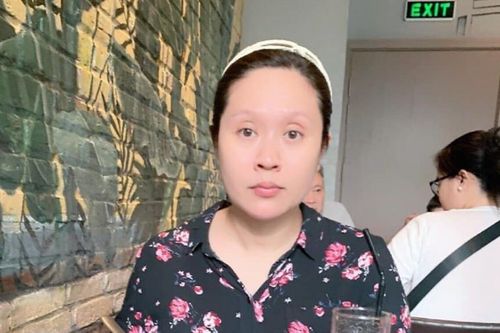 Thanh Thúy khiến fan cười 'té ghế' vì không có lông mày vẫn hiên ngang đi ăn tiệm