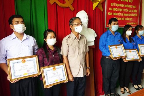 18 cá nhân được UBND huyện Tri Tôn khen thưởng đột xuất