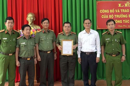 Công bố và trao quyết định Trưởng Công an huyện Châu Phú