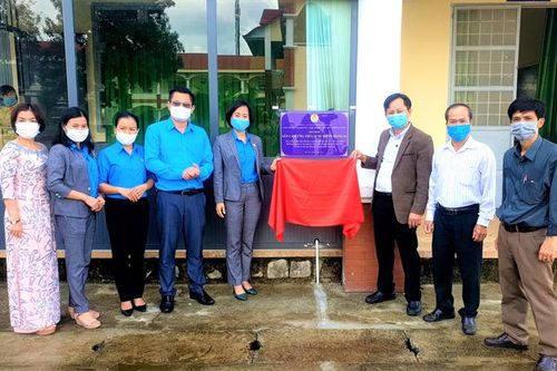 Bảo Lộc: Gắn biển các công trình chào mừng Tháng Công nhân