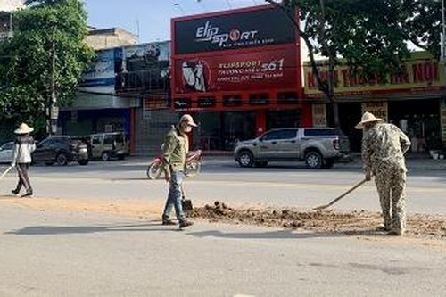 Cần kiểm soát, xử lý phương tiện chở vật liệu xây dựng không che đậy đất rơi trên đường Hùng Vương