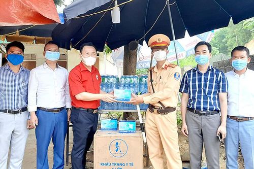 Hội Chữ thập đỏ tỉnh tặng quà cho các chốt kiểm dịch huyện Sơn Dương