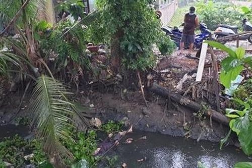 Phát hiện thi thể người đàn ông nổi trên kênh