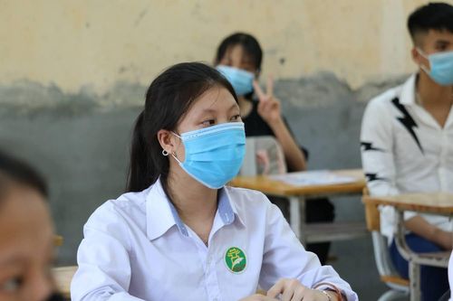 Học sinh nhiều tỉnh thành trở lại trường