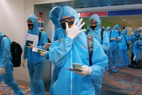 Đội tuyển Việt Nam đến UAE, mặc áo bảo hộ kín mít