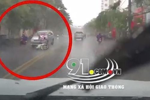 Khoảnh khắc cô gái đi xe máy bị ô tô 7 chỗ đâm văng, tử vong thương tâm giữa trời mưa tầm tã khiến nhiều người xót xa