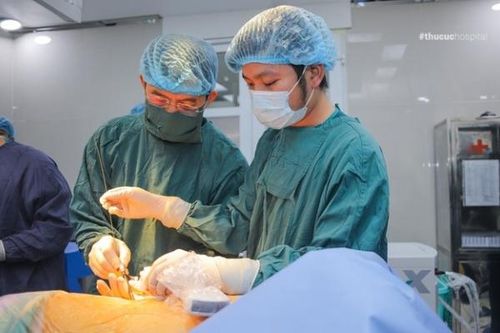Thoát mổ rạch lấy sỏi thận 7cm nhờ 'đường hầm' siêu nhỏ