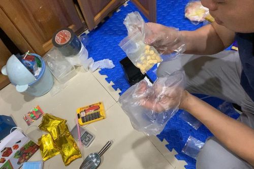 Dùng lái xe taxi quen đi giao hơn 1kg ma túy đá cho khách